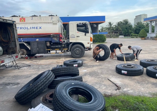 Sửa chữa lốp xe tải